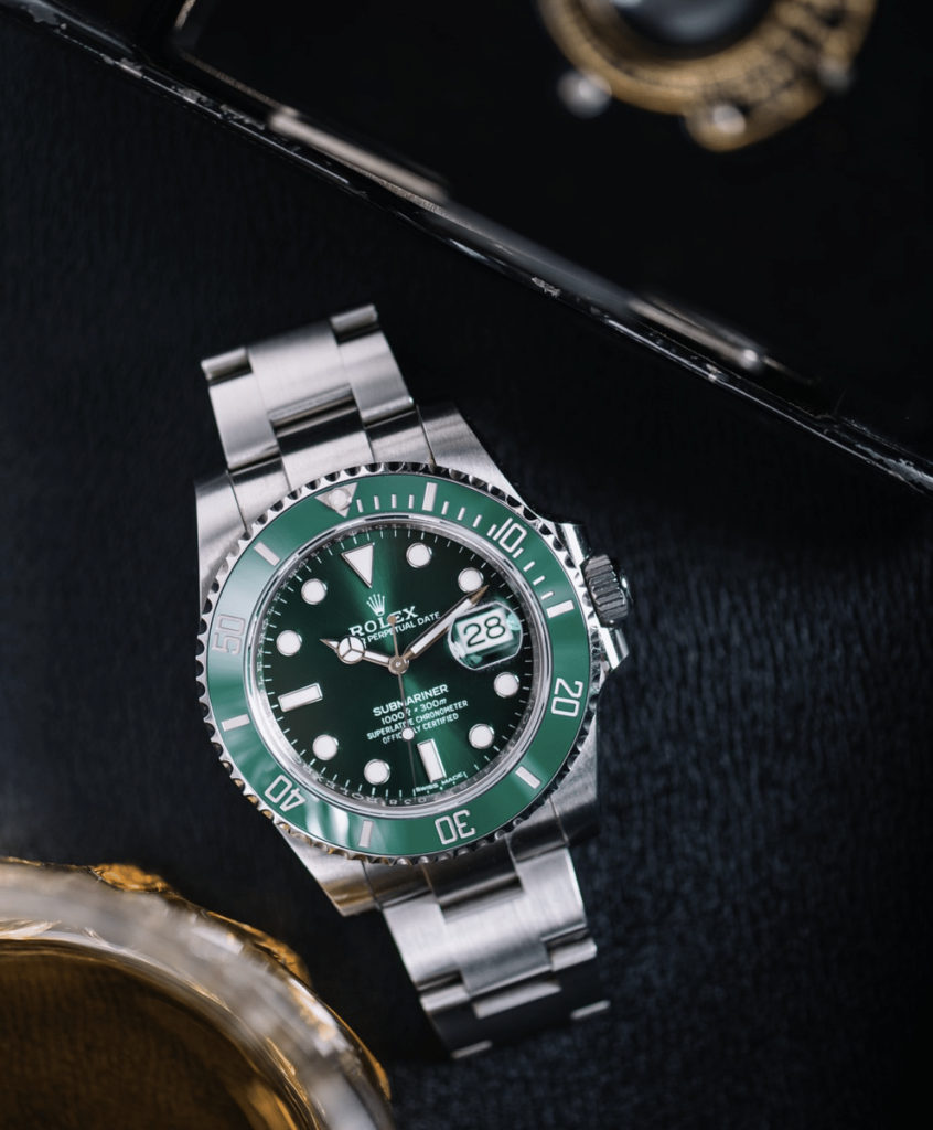 Montre Rolex d'occasion: Submariner 116610LV Hulk. Une montre arrêtée de production et devenue collector. Très recherchée des collectionneurs de montres de luxe